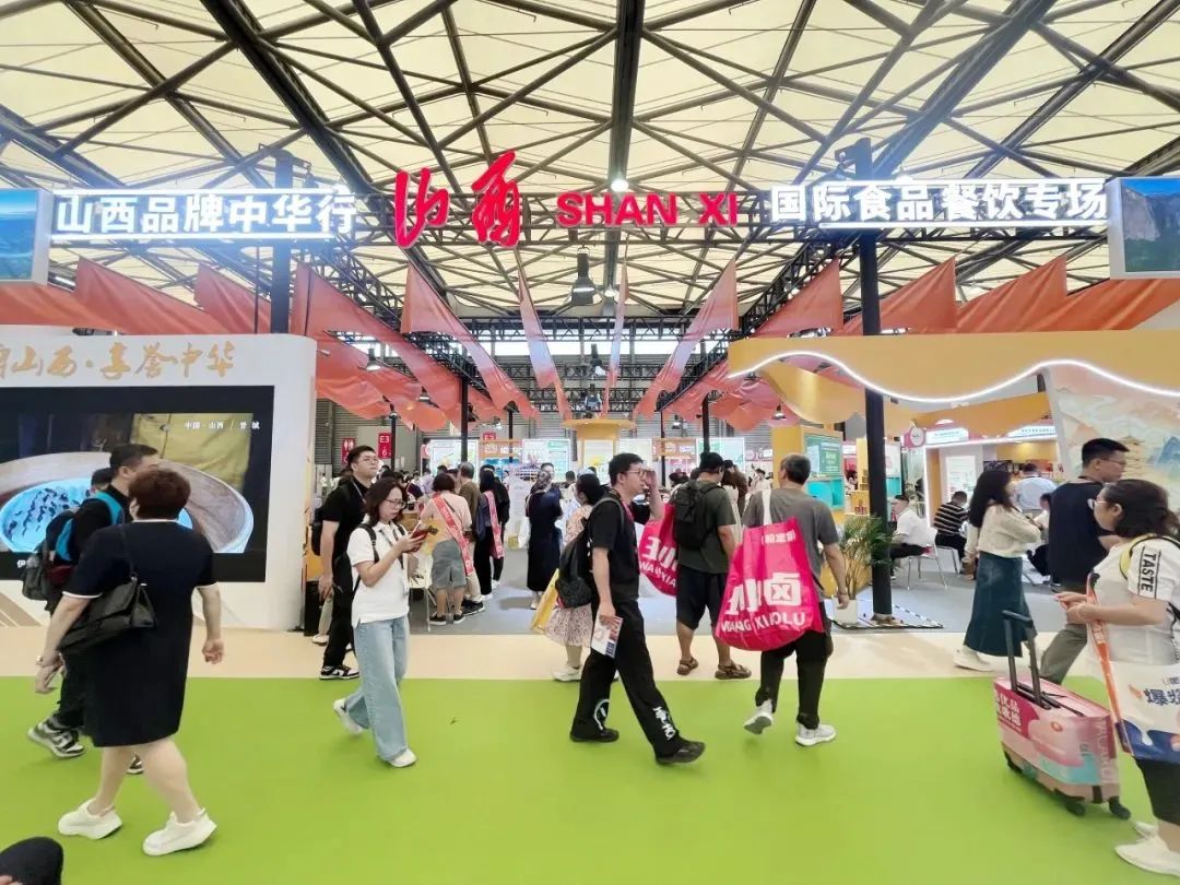 圖為山西品牌中華行國際食品餐飲展區(qū)。山西經(jīng)濟(jì)日報全媒體記者 劉業(yè)飛 攝
