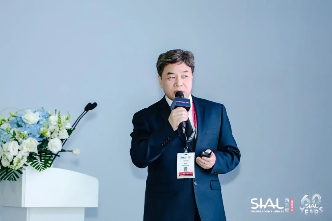 海關(guān)總署進出口食品安全局原一級巡視員，海關(guān)一級關(guān)務(wù)監(jiān)督關(guān)銜，中國報關(guān)協(xié)會智庫高級專家徐明煥